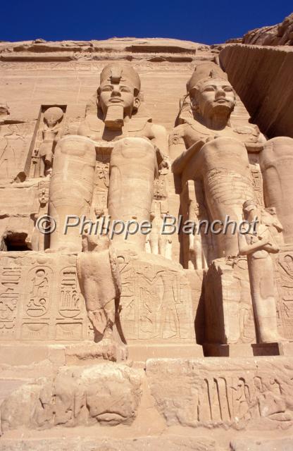 egypte 22.JPG - Colosses de Ramsès II assis, Grand TempleAbou Simbel, Egypte